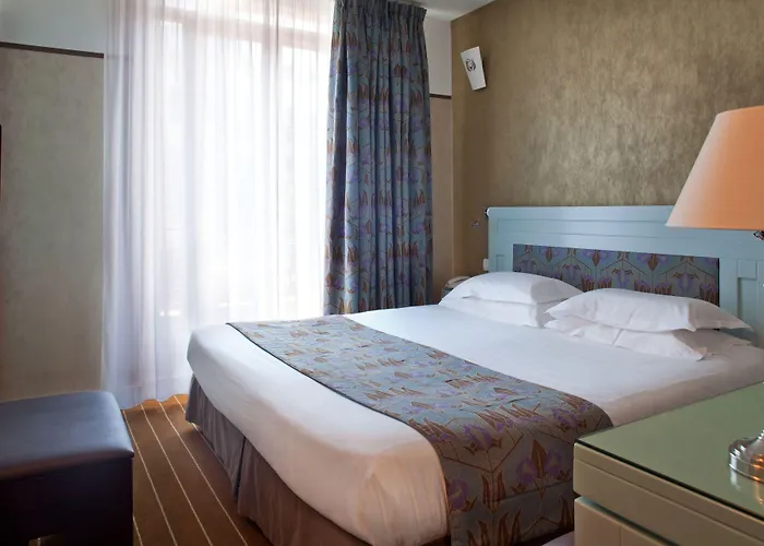 Eiffel Seine Hotel 3*