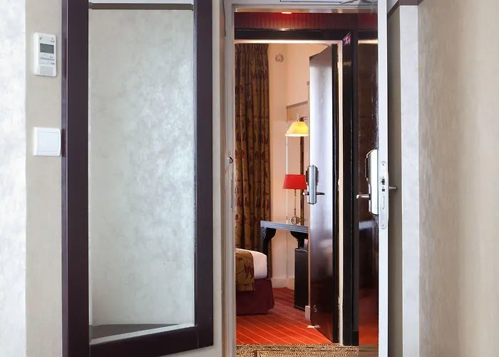 Eiffel Seine Hotel 3*